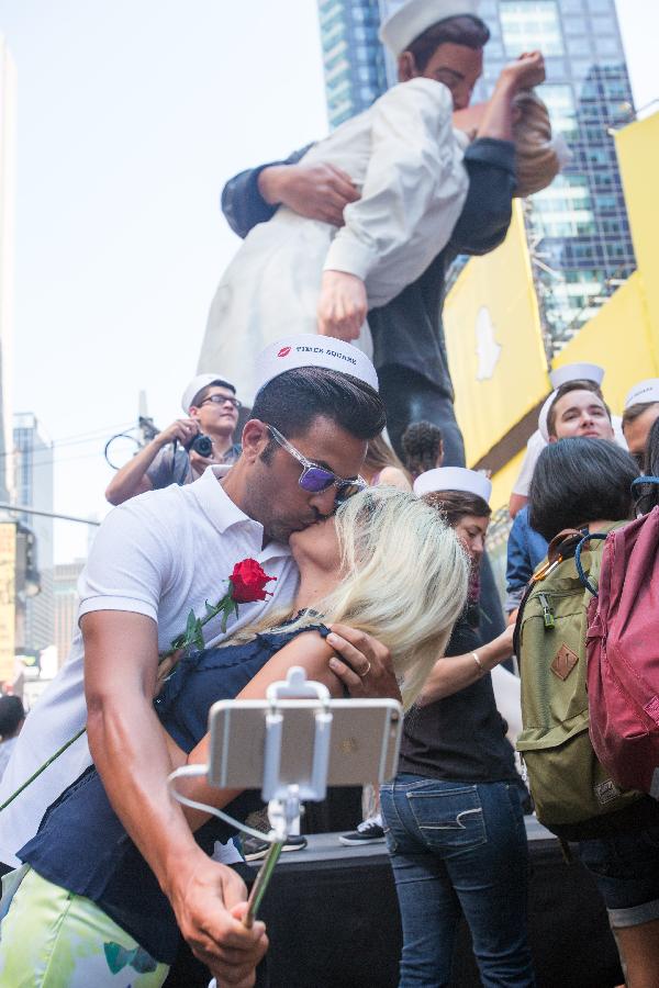 U.S.-NEW YORK-TIMES SQUARE-KISS-IN-WWII VICTORY