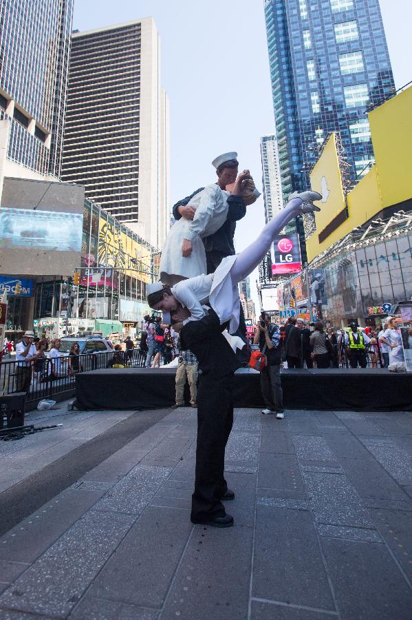 U.S.-NEW YORK-TIMES SQUARE-KISS-IN-WWII VICTORY