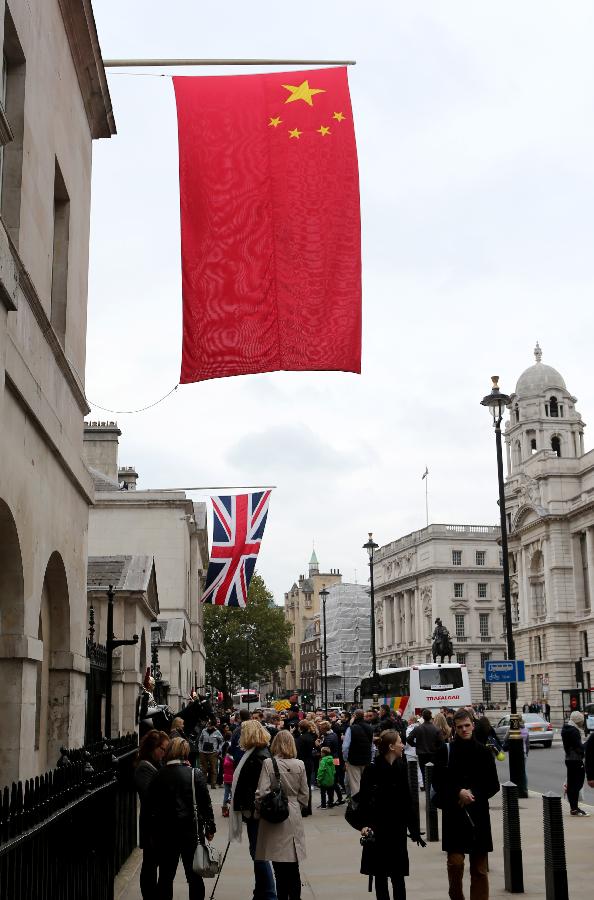（国际·出访配合）（4）中英两国国旗悬挂在伦敦街头