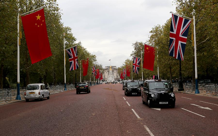 （国际·出访配合）（1）中英两国国旗悬挂在伦敦街头