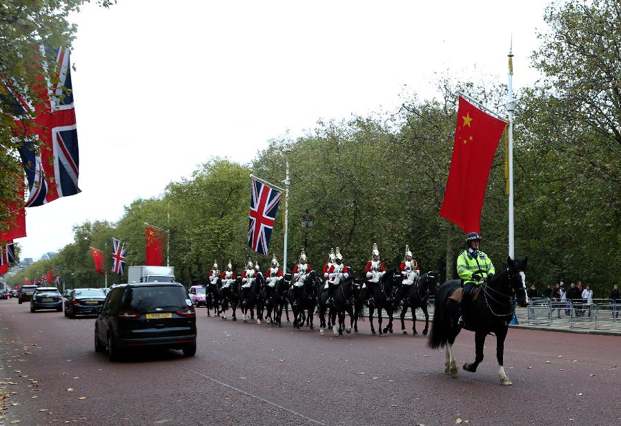 （国际·出访配合）（2）中英两国国旗悬挂在伦敦街头