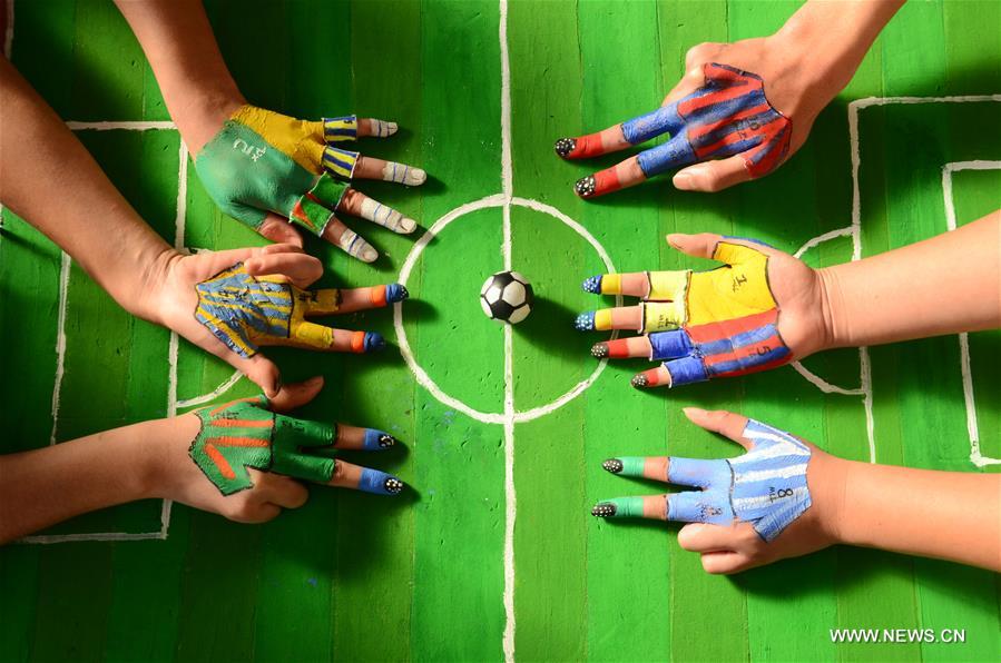 #（社会）（4）诙谐有趣的手指足球赛