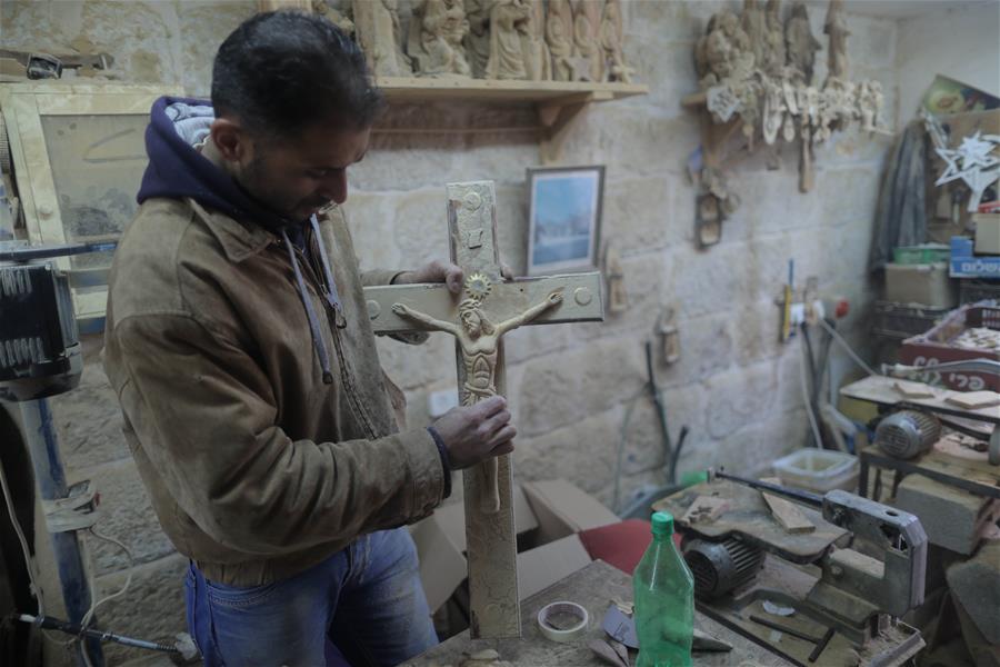 MIDEAST-BETHLEHEM-CARPENTER-WOODEN-STATUE   兼发阿文专线)) نجار فلسطيني يصنع منحوتات لشخصيات مسيحية في الضفة الغربية