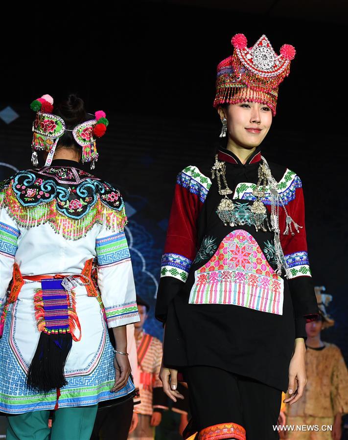 CHINA-YUNNAN-ETHNIC GROUP COSTUMES (CN)