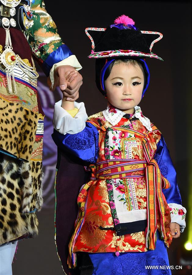 CHINA-YUNNAN-ETHNIC GROUP COSTUMES (CN)