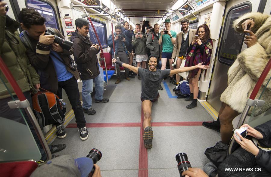 （国际）（2）多伦多举行“不穿裤子搭地铁”活动