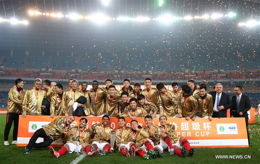 （体育）（18）足球——广州恒大淘宝夺得2016超级杯冠军  