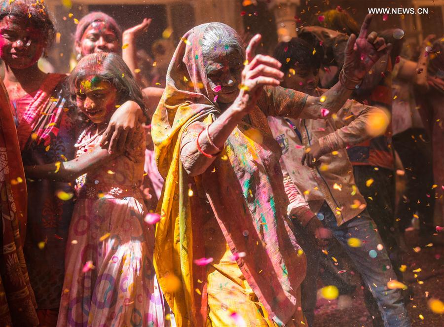 （国际）（1）印度圣城寡妇庆祝洒红节