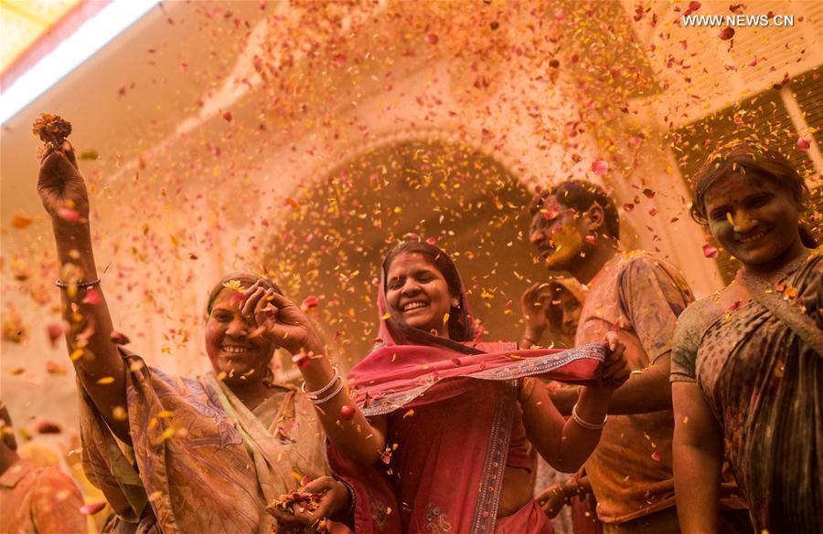 （国际）（3）印度圣城寡妇庆祝洒红节