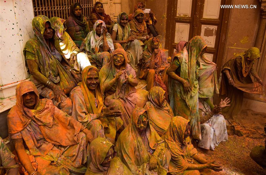 （国际）（4）印度圣城寡妇庆祝洒红节