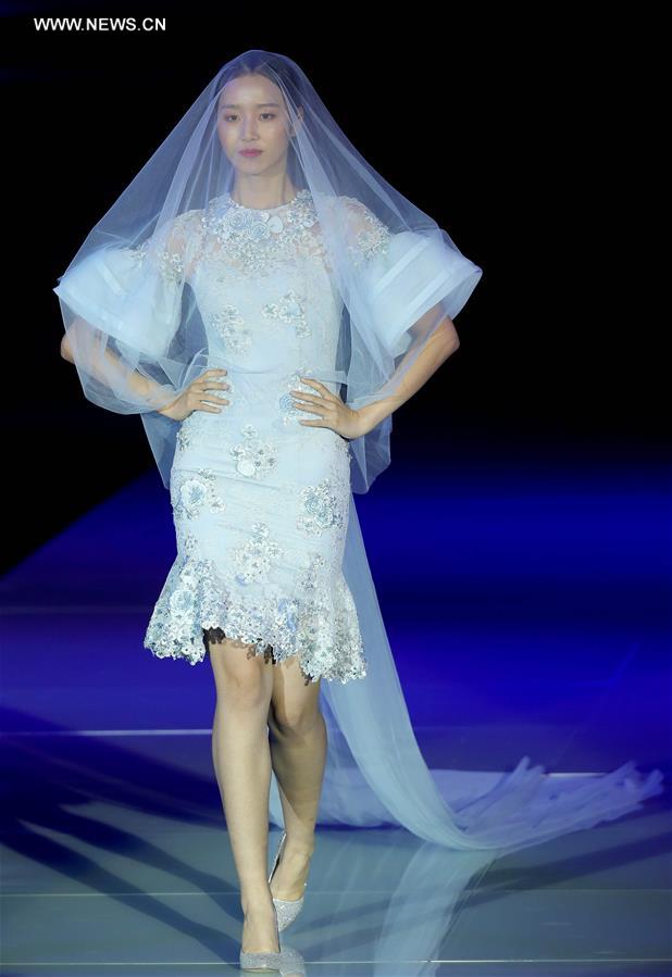 （晚报）（1）绝·设婚纱礼服发布会在京举行