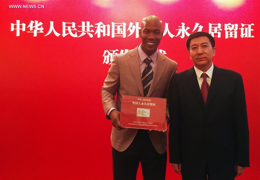 （体育）（1）篮球——马布里获得中华人民共和国外国人永久居留证