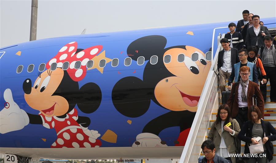 （社会）（3）东航首架迪士尼主题彩绘飞机投入运营