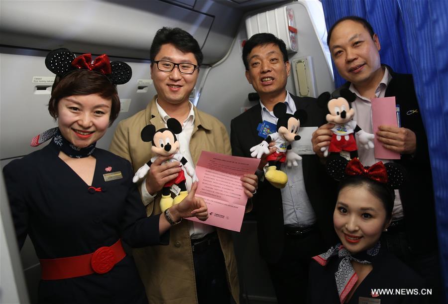 （社会）（4）东航首架迪士尼主题彩绘飞机投入运营