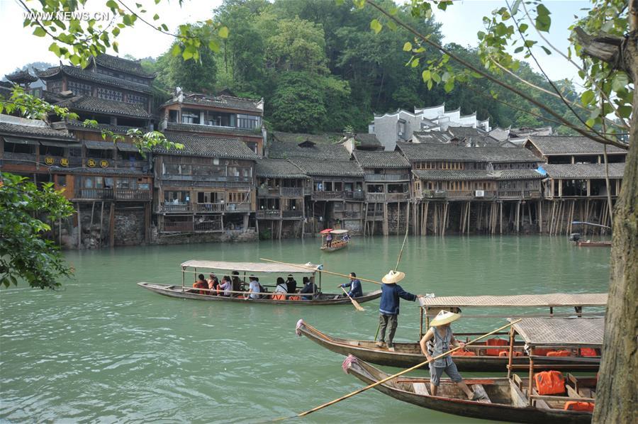 （社会）（4）湖南凤凰古城迎“五一”旅游高峰