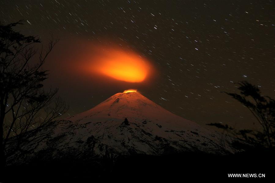 （国际·一周看天下）（11）夜晚的火山