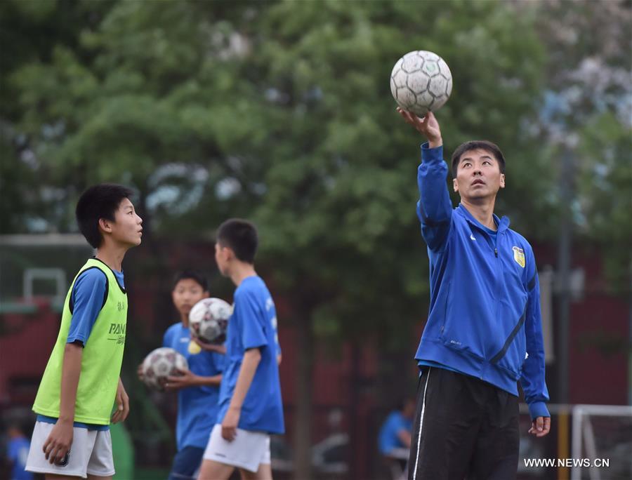 （体育·图片故事）（2）足球——谢朝阳：从国安前队长到学生足球教头