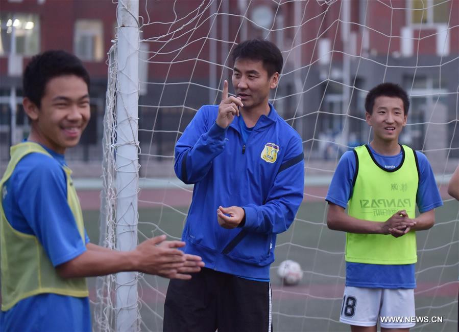 （体育·图片故事）（7）足球——谢朝阳：从国安前队长到学生足球教头