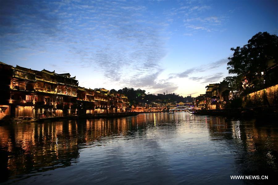 الصورة: بلدة فنغهوانغ القديمة بوسط الصين