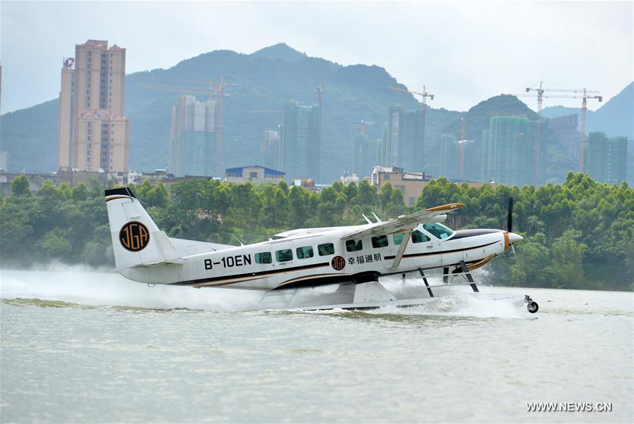  الصورة: تشغيل طائرة مائية لتعزيز السياحة بجنوبي الصين