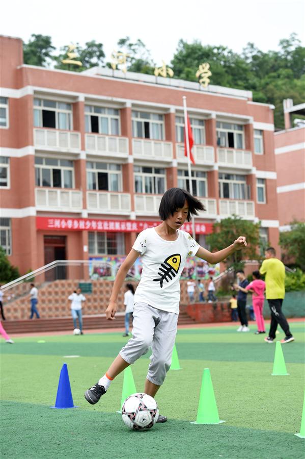 （图文互动）（7）深山里的足球梦：留守儿童踢出个未来