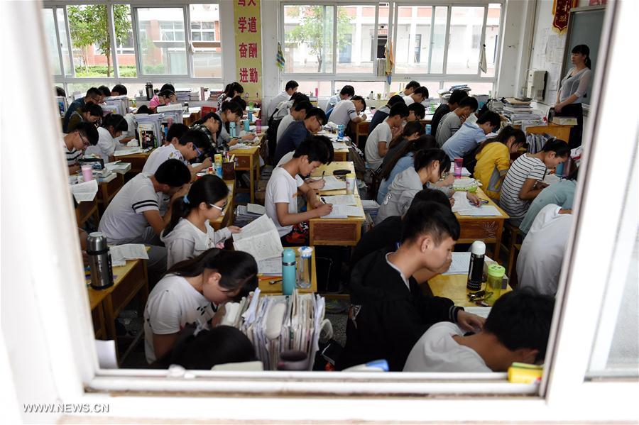  الصورة: طلبة صينيون يستعدون لامتحان قبول الجامعات والمعاهد