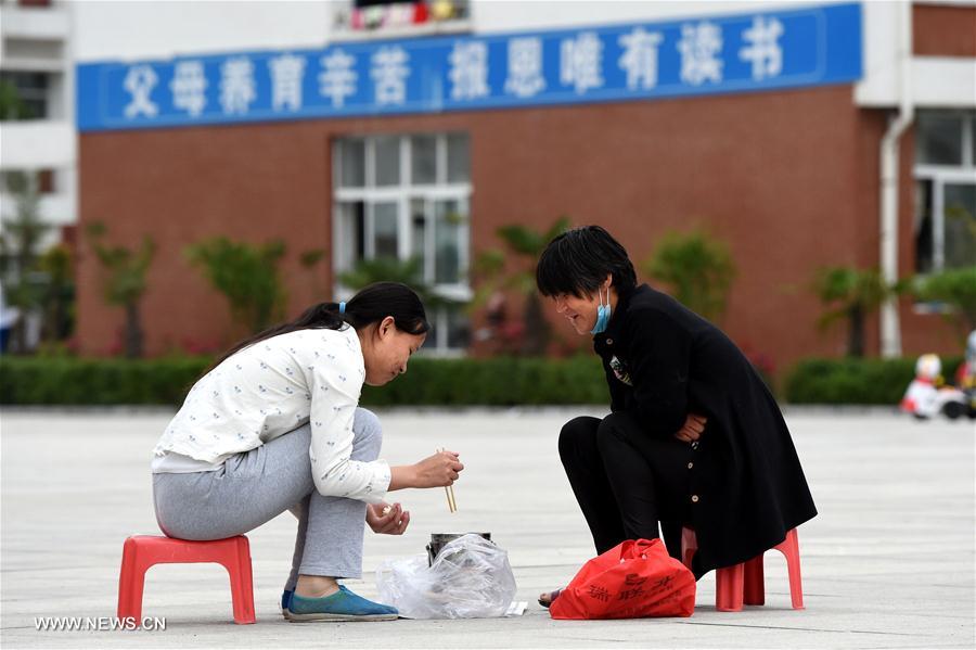 （城乡热点）（3）“高考梦工厂”里的备考者