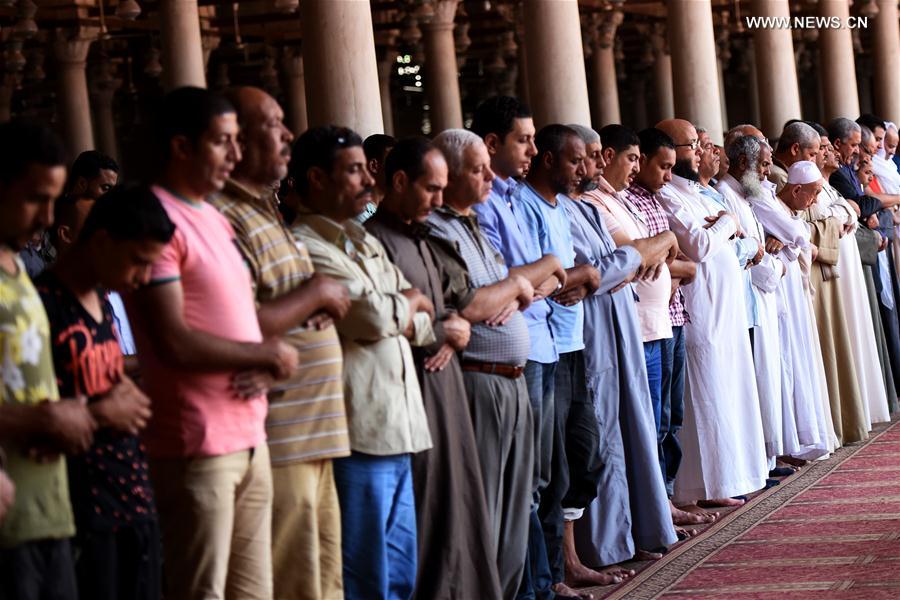 الصورة: المسلمون يستقبلون شهر مضان الكريم