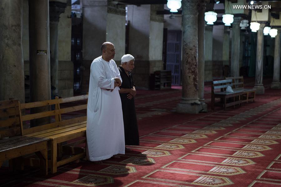 الصورة: المسلمون يستقبلون شهر مضان الكريم