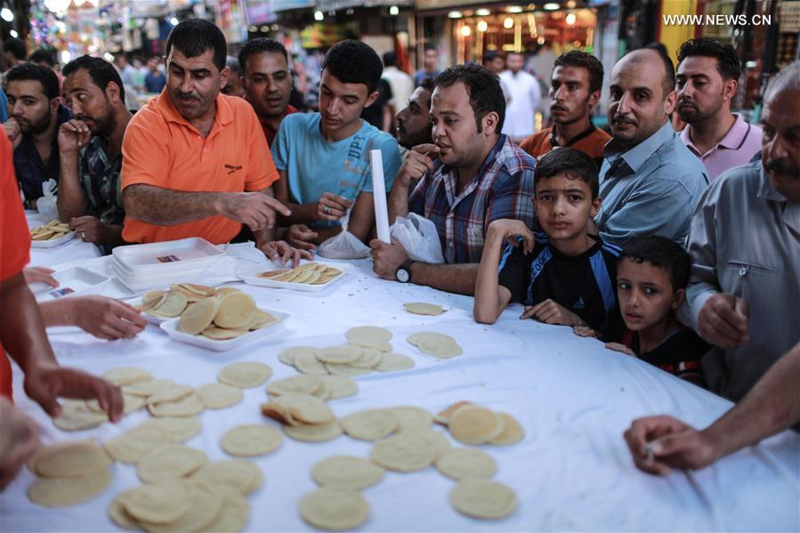 الصورة: المسلمون يستقبلون شهر مضان الكريم