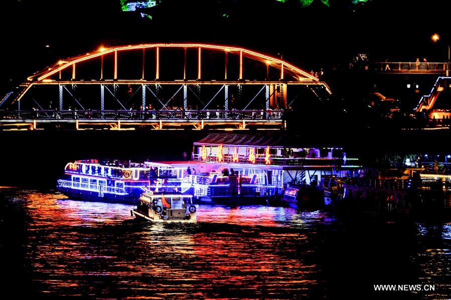 （晚报）（2）兰州：黄河游轮夏季夜航开启