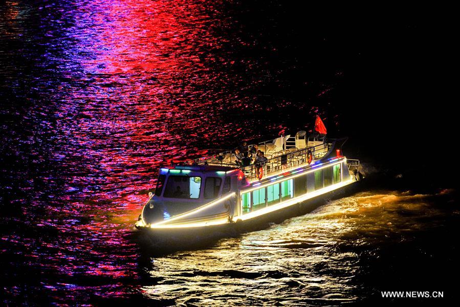 （晚报）（3）兰州：黄河游轮夏季夜航开启