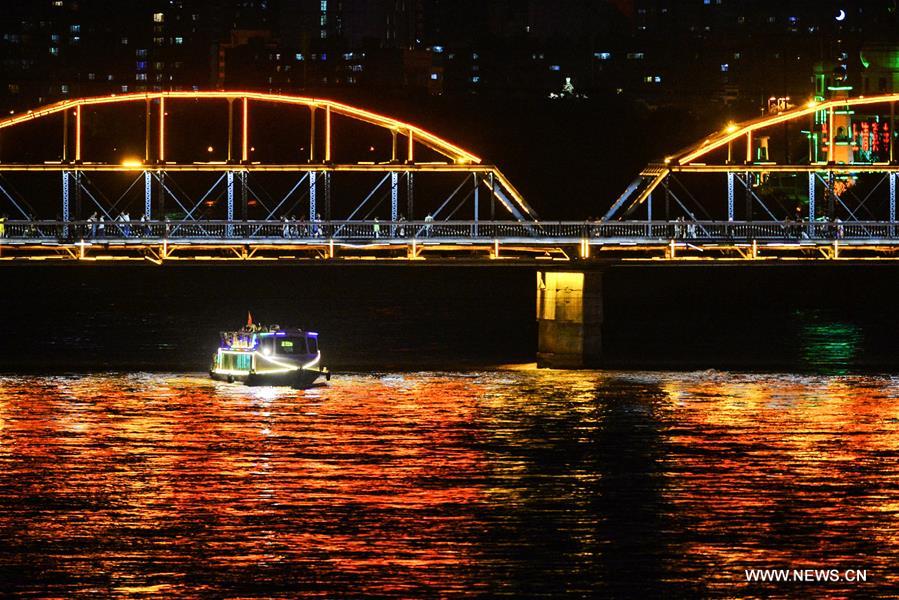 （晚报）（4）兰州：黄河游轮夏季夜航开启