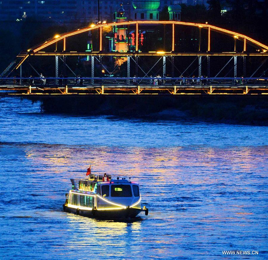 （晚报）（5）兰州：黄河游轮夏季夜航开启