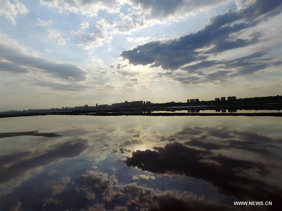  الصورة: بحيرة الملح في شمال الصين