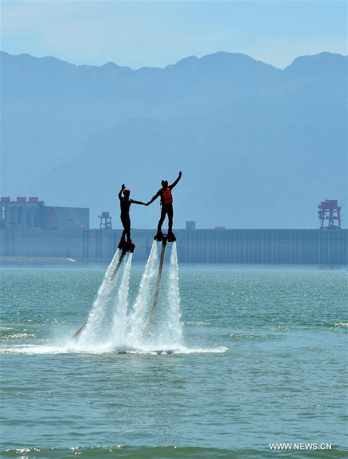الصورة: عرض اكروباتي على سطح المياه بوسط الصين