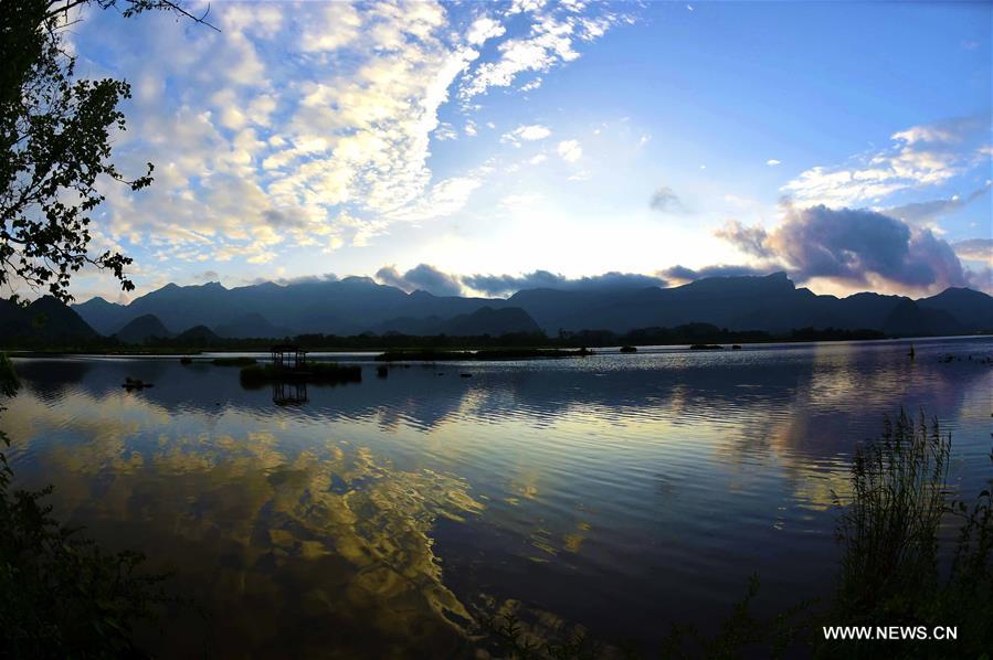 الصورة: مناظر جميلة لبحيرات في منطقة شننونغجيا بوسط الصين