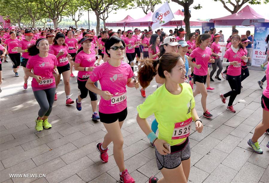 （体育）（3）全民健身——粉红女子跑在沪举行