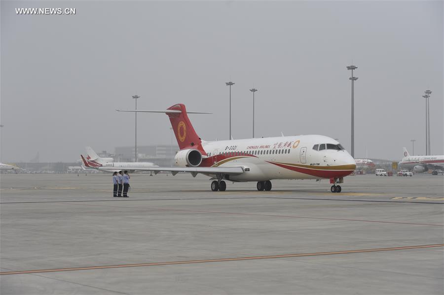（新华直击）（2）首架国产支线飞机ARJ21投入商业运营