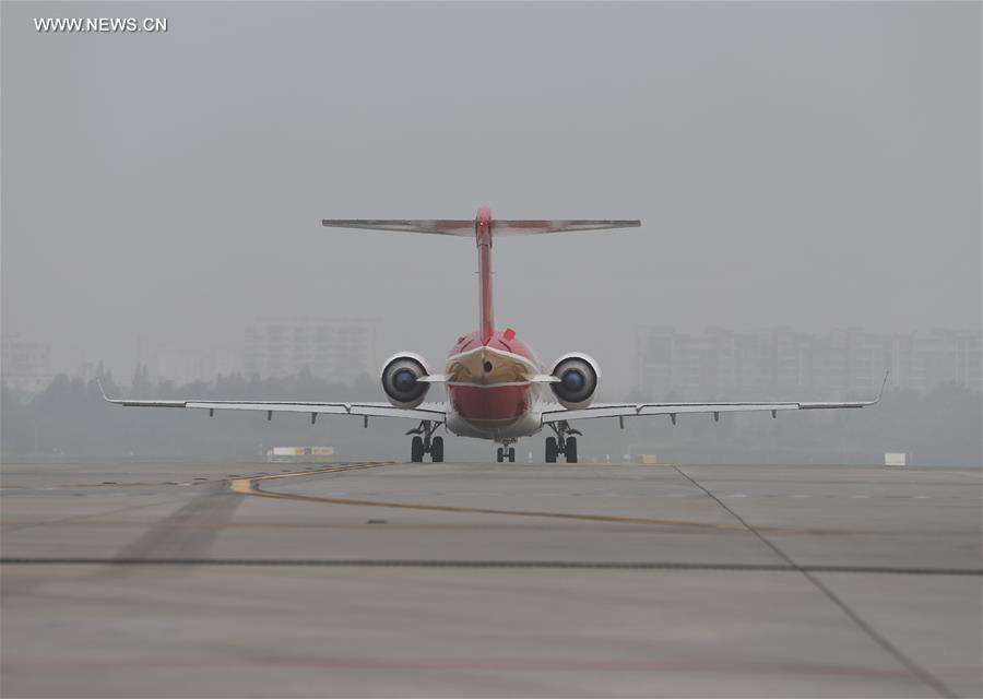 （经济）（7）首架国产支线飞机ARJ21投入商业运营