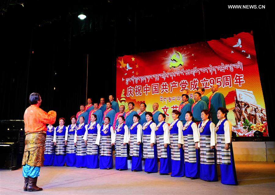 （晚报）（5）西藏老干部载歌载舞庆祝建党95周年