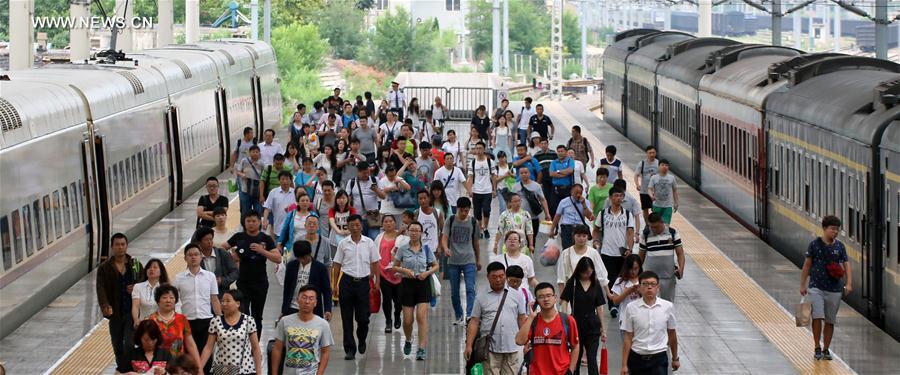 الصورة: بدء النقل بالسكك الحديدية خلال العطلة الصيفية للطلبة في الصين