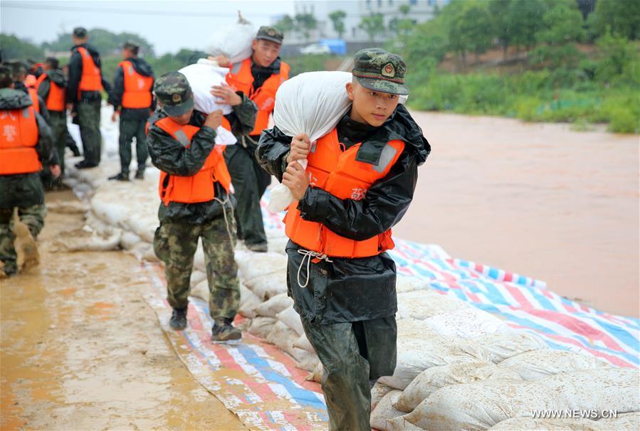 （抗洪救灾）（3）江西德安：洪水危及高铁  武警紧急除险