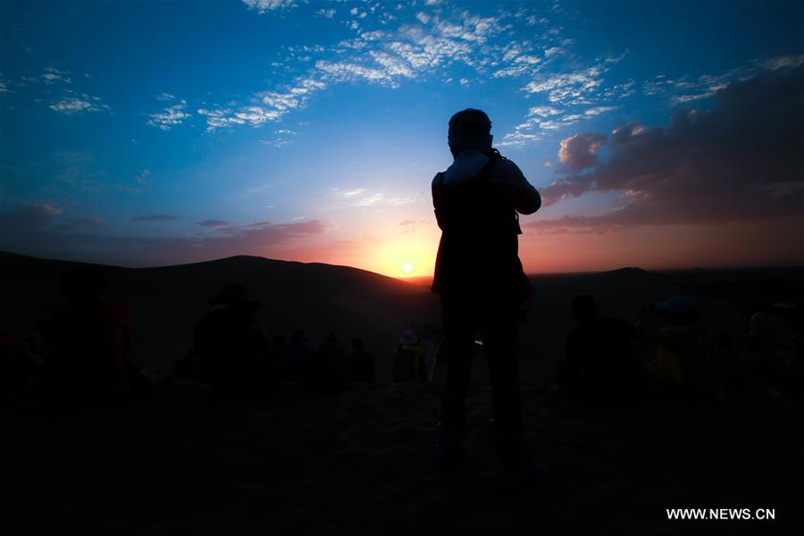 الصورة: غروب الشمس في صحراء شمال غربي الصين