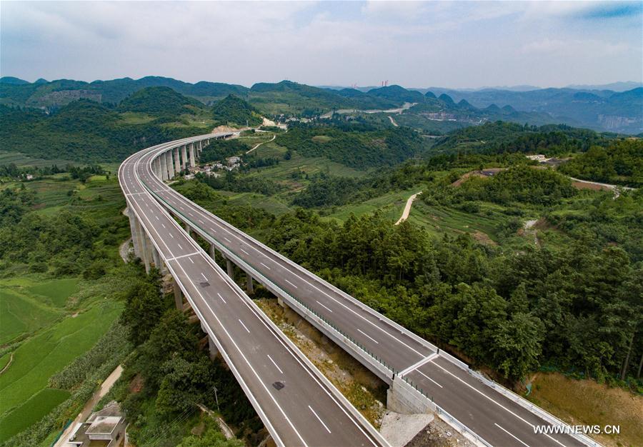 الصورة: افتتاح طريق سريع في جبال جنوب غربي الصين