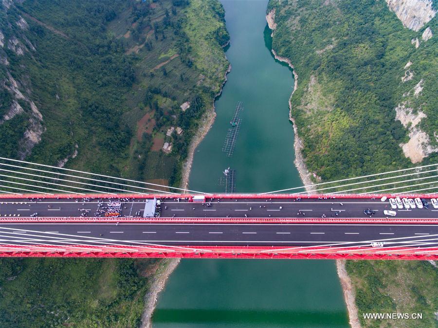 الصورة: افتتاح طريق سريع في جبال جنوب غربي الصين