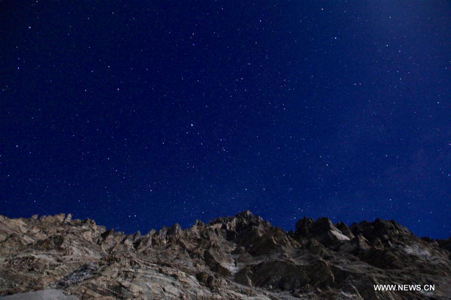 الصورة: السماء عند الليل في جبل إفرست