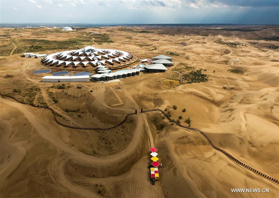 الصورة: منتجع سياحي صحراوي في الصين