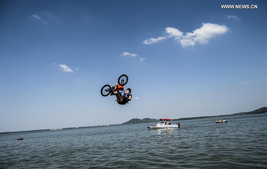 （体育）（3）自行车——“飞”入东湖