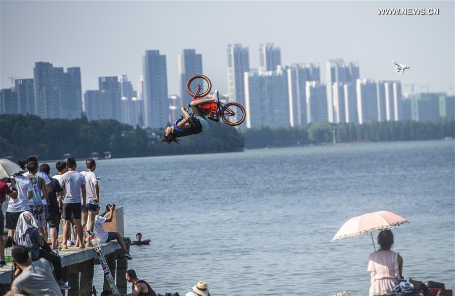 （体育）（4）自行车——“飞”入东湖